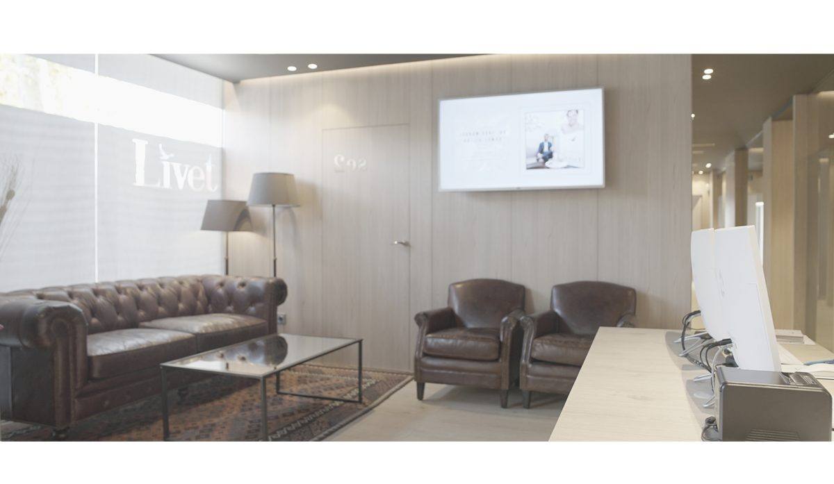 sala de espera de clínica de injerto capilar en madrid