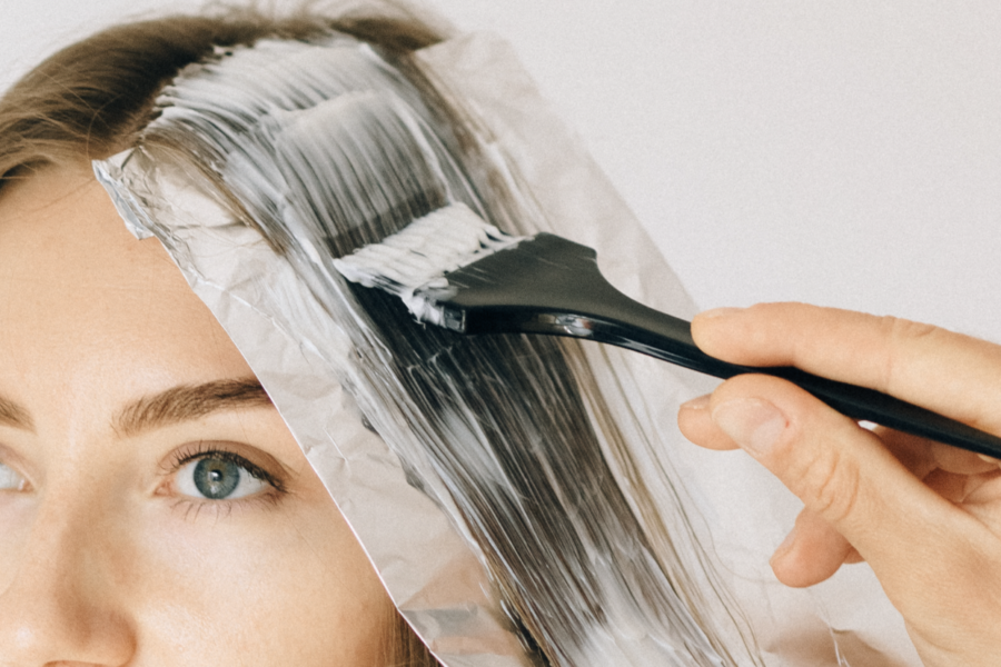 ¿Teñirse o ponerse mechas causa caída del cabello?